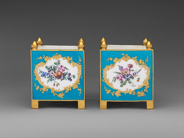 Pair of orange tubs (caisses carrées)