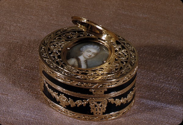 Snuffbox with portrait of a woman by Claude Héricourt, The Metropolitan Museum of Art
