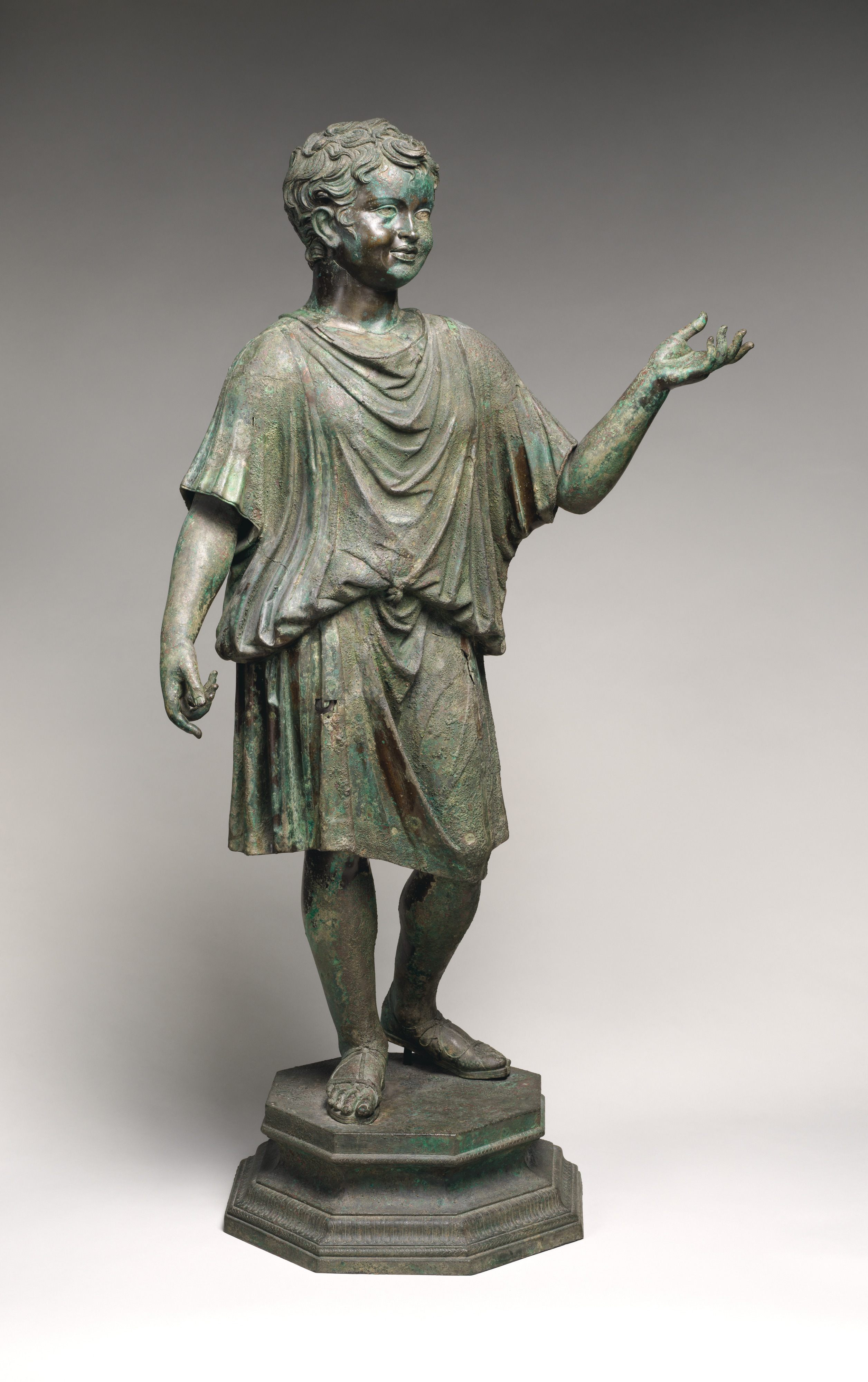 ancient roman tunic statues