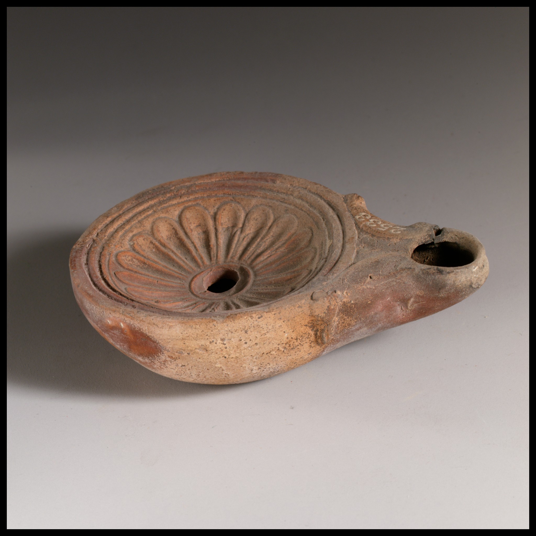 Terracotta oil lamp | Roman | Early Imperial | The Metropolitan Museum ...