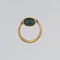 Gold ring with green jasper scaraboid, Gold, green jasper, Cypriot