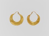 Gold crescent-shaped earring, Gold, Cypriot