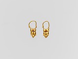 Gold earring with clustered spheres and pyramidal granulation, Gold, Roman