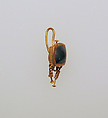 Earring-hook type with emerald setting, Gold, emerald