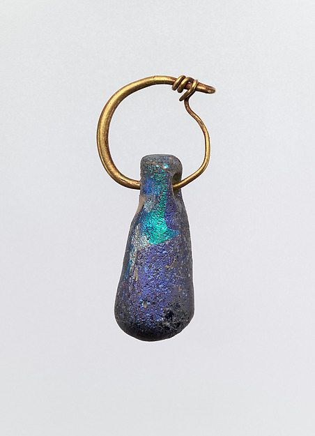 Gold earring with glass pendant in the form of a club by an unrecorded maker, The Metropolitan Museum of Art