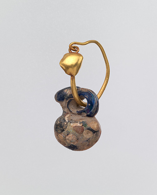 Gold earring with glass pendant in the form of a miniature jug or gourd by an unrecorded maker, The Metropolitan Museum of Art