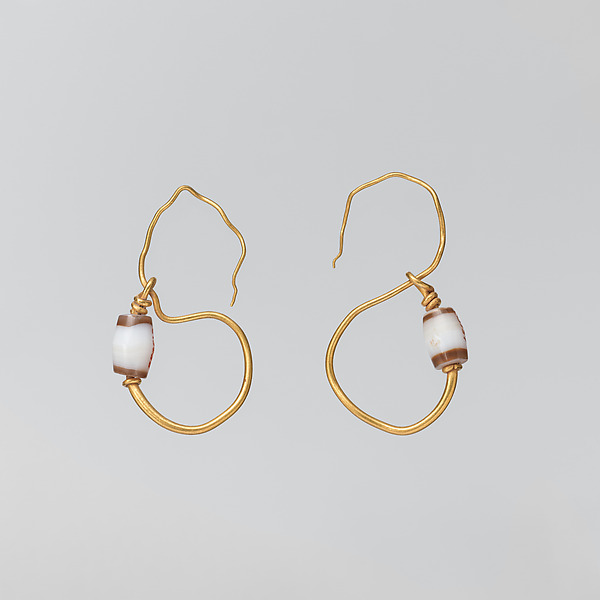 Gold and banded agate earring by an unrecorded maker, The Metropolitan Museum of Art