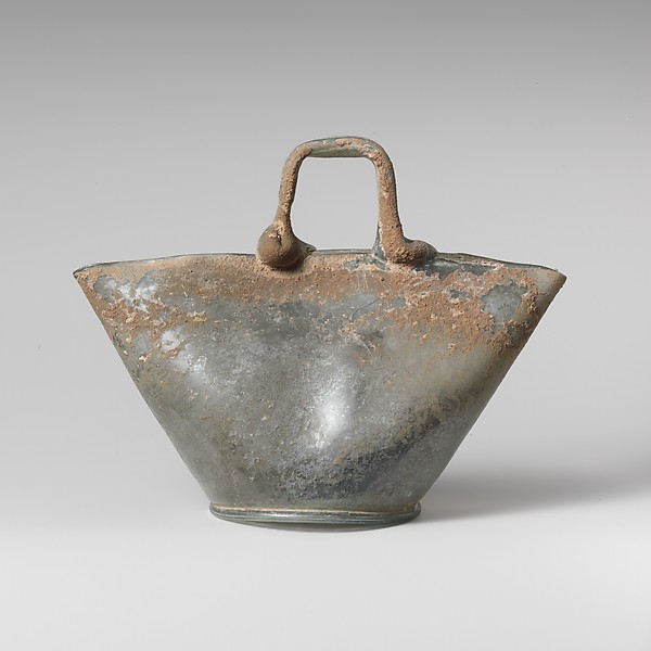 Glass vessel in the shape of a basket