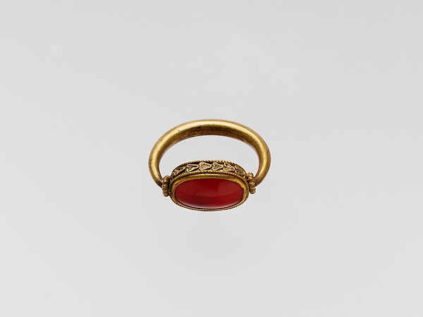 Gold ring with plain carnelian scaraboid