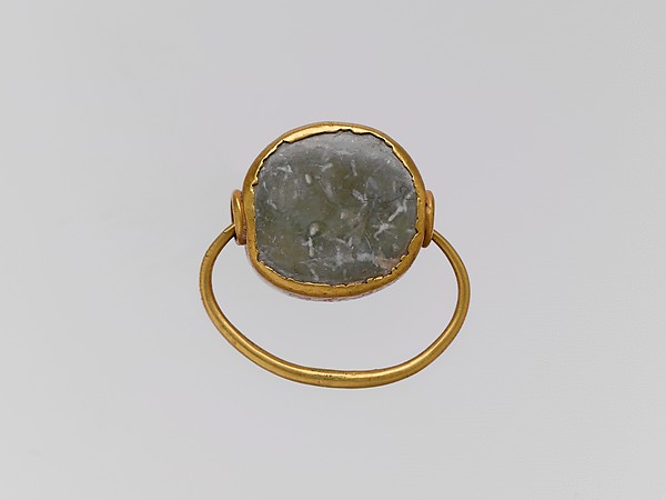 Gold hoop with picrolite stone in gold setting