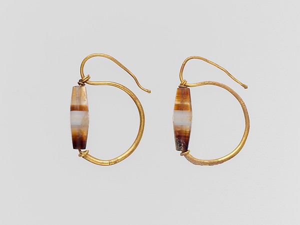 Gold earring with agate bead by an unrecorded maker, The Metropolitan Museum of Art