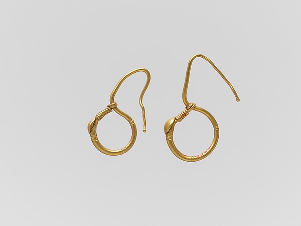 Gold earring with ring and hook