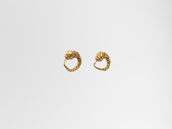 Gold earring with head of a lion by an unrecorded maker, The Metropolitan Museum of Art