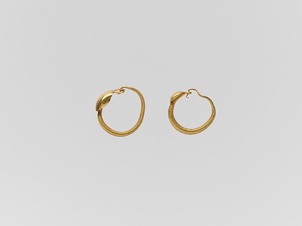 Gold earring with convex disc
