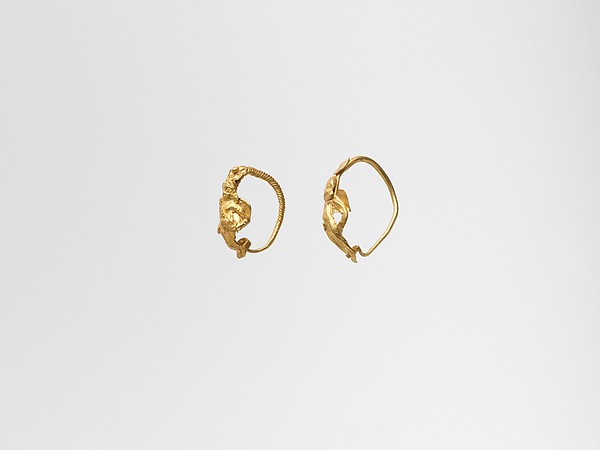 Gold earring with winged figure by an unrecorded maker, The Metropolitan Museum of Art