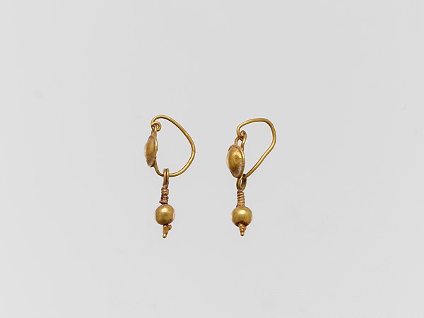 Gold earring with disc and pendant