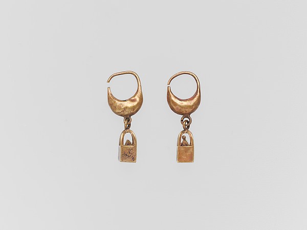 Gold earring with cage and ball pendant