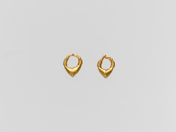 Gold chevron-shaped earring