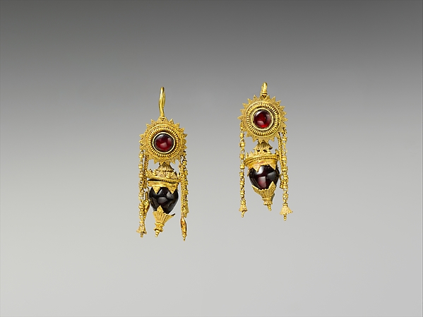 Earring with disc, chains