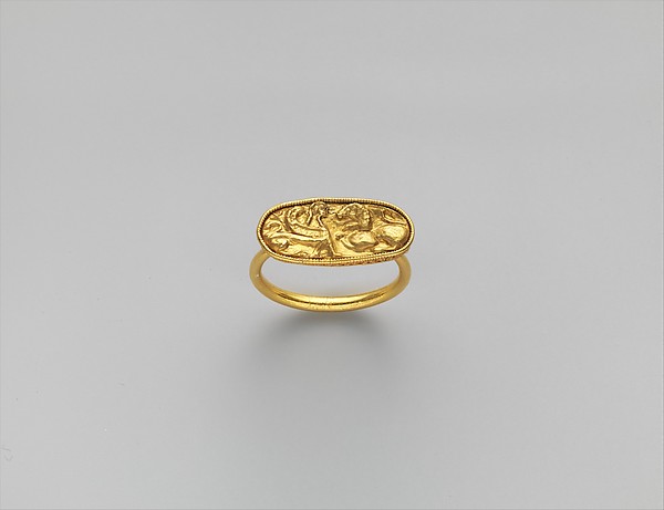 Gold ring, with stone missing from bezel