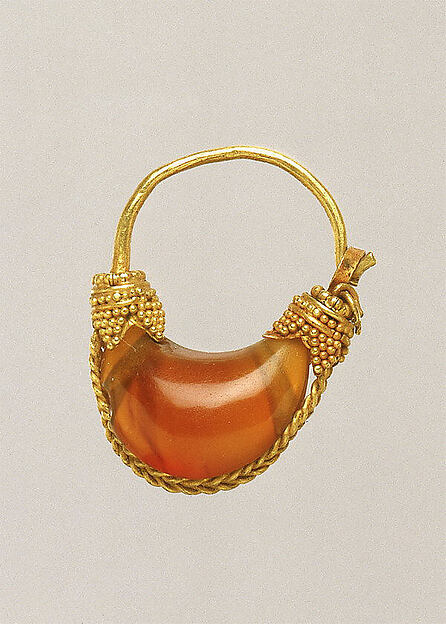 Gold and carnelian boat-shaped earring by an unrecorded maker, The Metropolitan Museum of Art