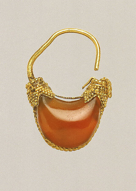 Gold and carnelian boat-shaped earring by an unrecorded maker, The Metropolitan Museum of Art