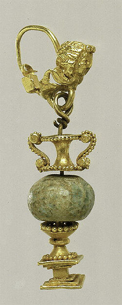 Gold and beryl earring