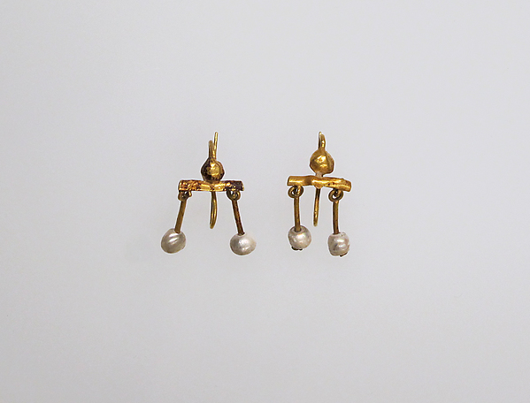 Gold and pearl earring