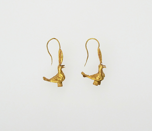 Earring with disc and pigeons