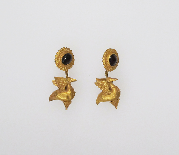 Earring with pendants of birds