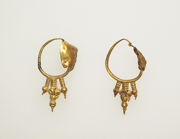 Earring with discs and pyramids