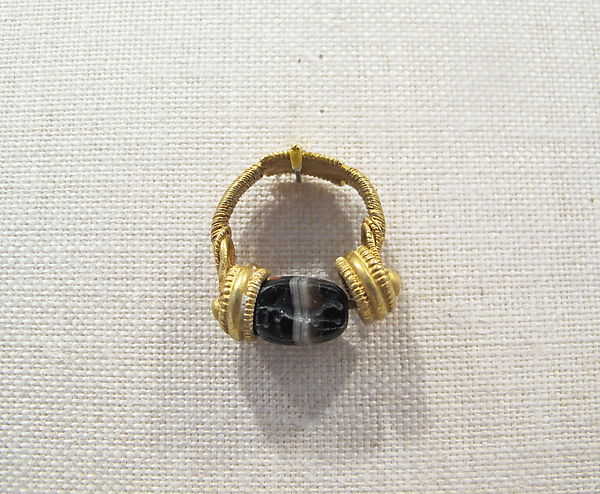 Gold swivel ring with banded agate scarab by an unrecorded maker, The Metropolitan Museum of Art