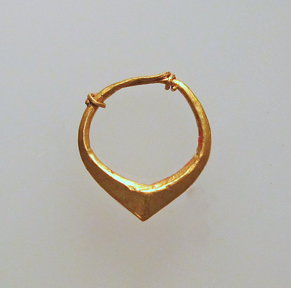 Earring of simple form