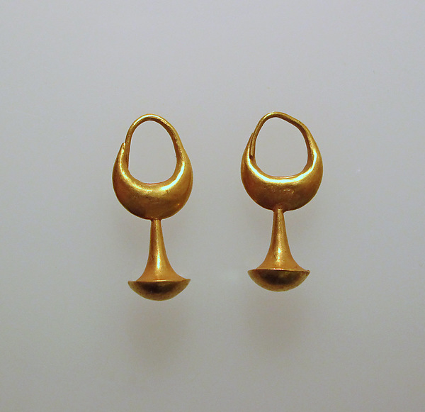 Earring with nail head pendant, 12