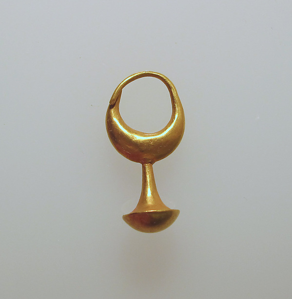 Earring with nail head pendant, 12