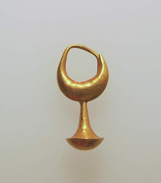 Earring with nail head pendant, 12