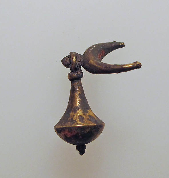 Earring with nail head pendant, 6