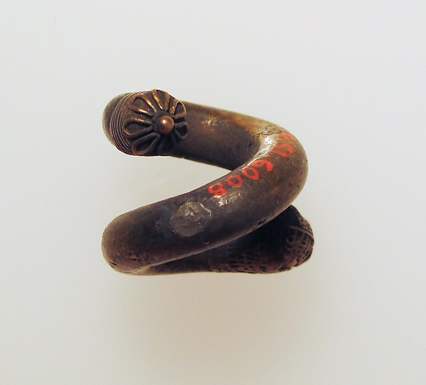 Earring, spiral with lion's head by an unrecorded maker, The Metropolitan Museum of Art