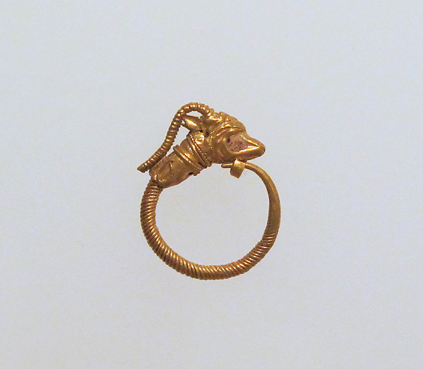 Gold earring with head of an antelope by an unrecorded maker, The Metropolitan Museum of Art
