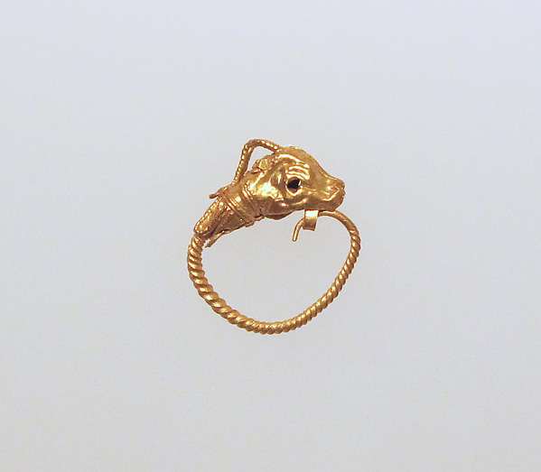 Gold earring with head of an antelope by an unrecorded maker, The Metropolitan Museum of Art