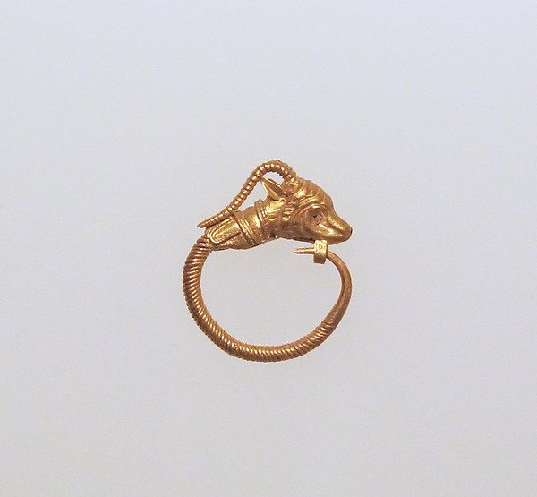 Gold earring with head of an antelope by an unrecorded maker, The Metropolitan Museum of Art