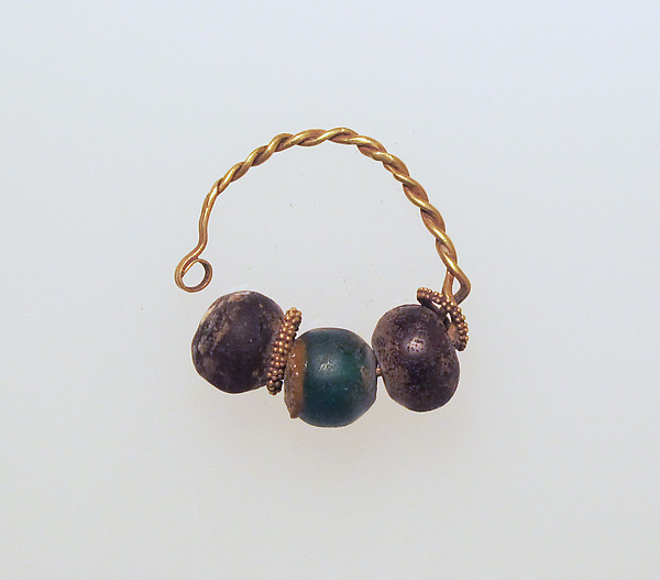 Gold earring with glass beads by an unrecorded maker, The Metropolitan Museum of Art
