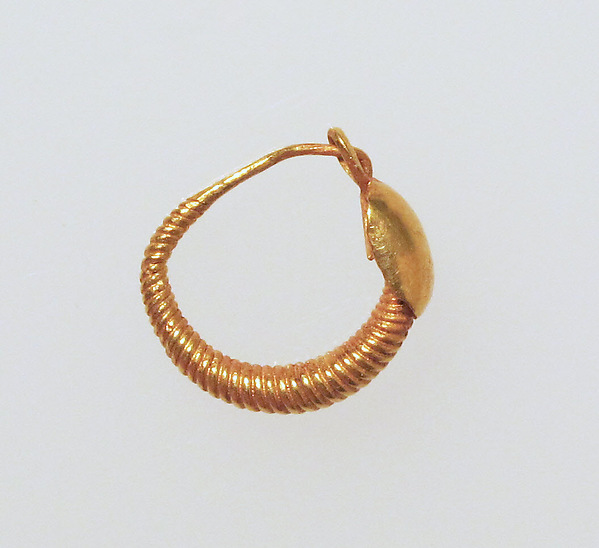 Earring with plain loop and disc