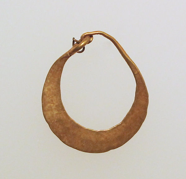 Earring, crescent-shaped