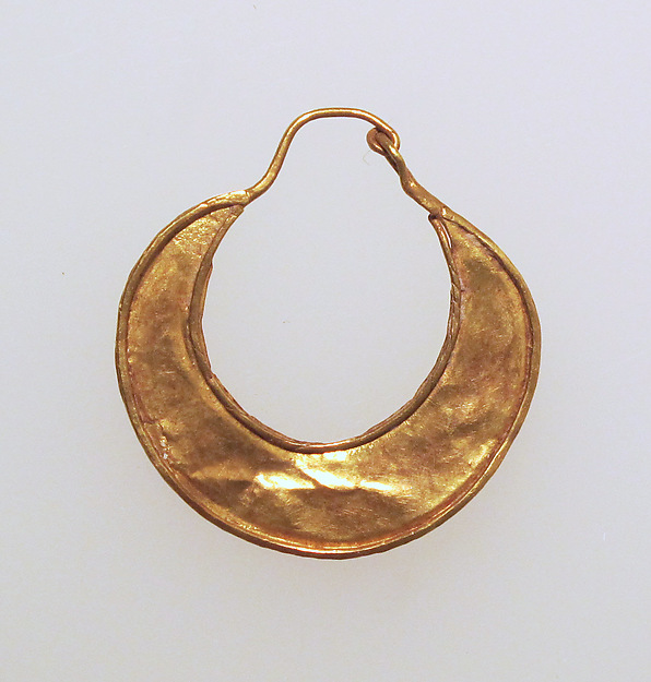 Earring, crescent-shaped