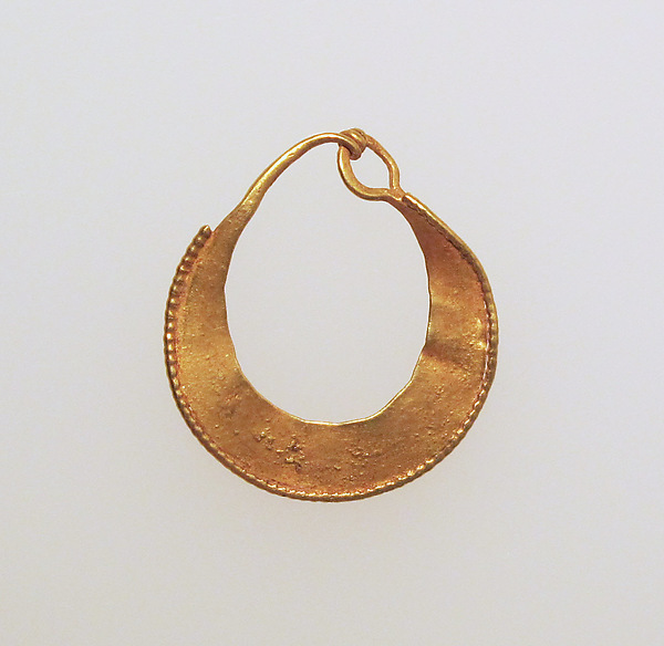 Earring, crescent-shaped