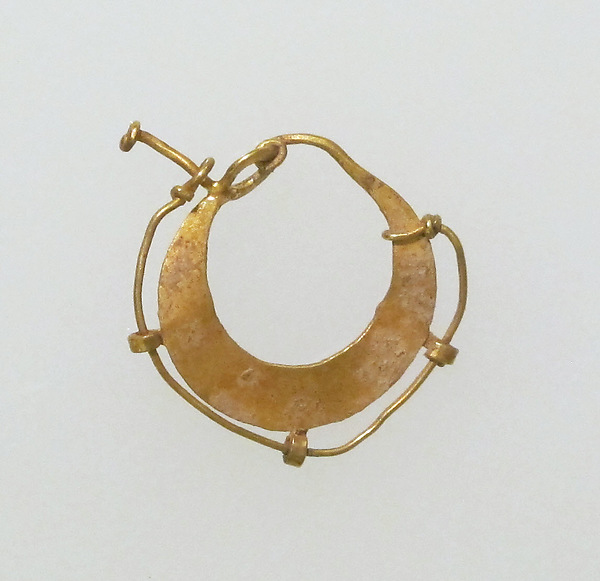 Earring, crescent-shaped