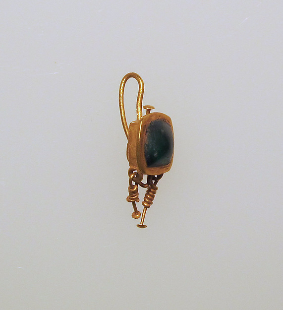 Earring-hook type with emerald setting by an unrecorded maker, The Metropolitan Museum of Art