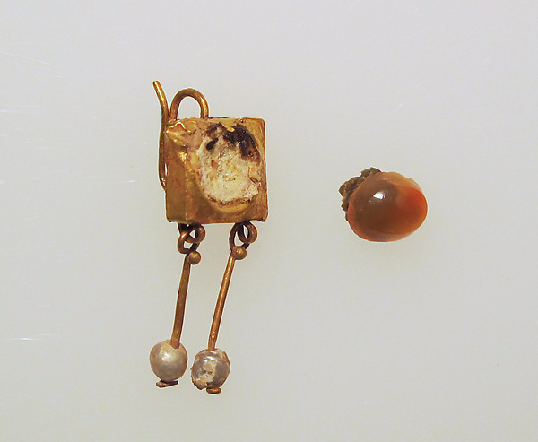 Earring-hook type with pendants of pearls by an unrecorded maker, The Metropolitan Museum of Art
