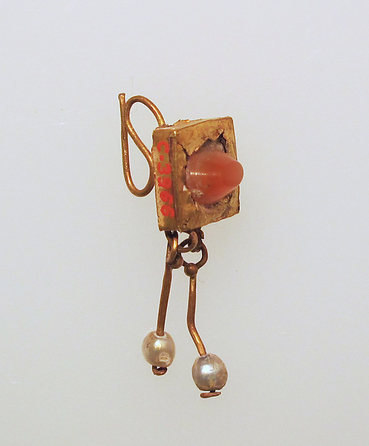 Earring-hook type with pendants of pearls by an unrecorded maker, The Metropolitan Museum of Art